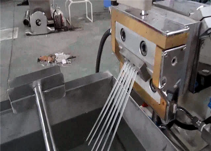 El PLC controla la máquina del extrusor del cable del PVC con el sistema de la granulación del filamento del agua